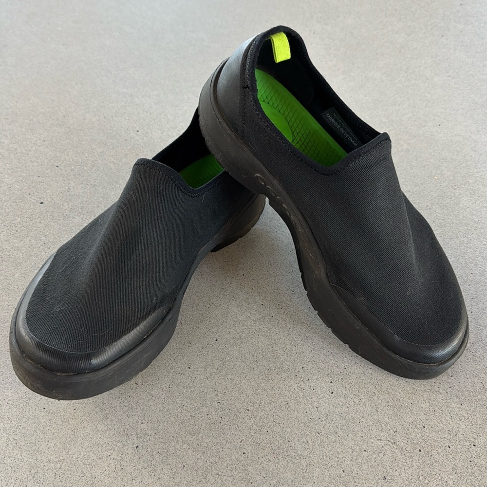 Oofos, size 9